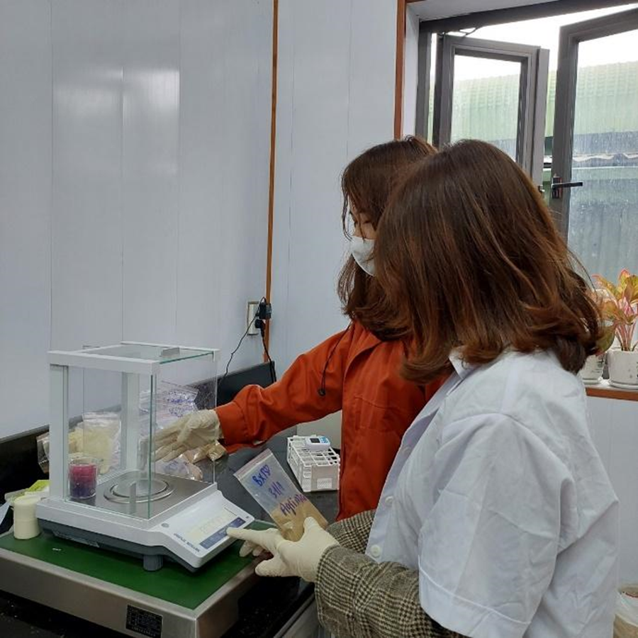 Nguyễn Thị Quỳnh (mặc áo trắng) thực hiện phân tích kiểm nghiệm sản phẩm tại phòng QA của công ty. Nguyễn Thị Quỳnh (mặc áo trắng) thực hiện phân tích kiểm nghiệm sản phẩm tại phòng QA của công ty.