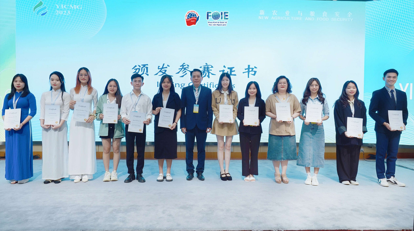 Hình ảnh đoàn Việt Nam nhận giải thưởng và giấy chứng nhận từ ban tổ chức YICMG 2023.