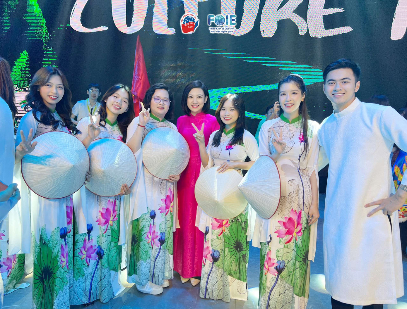 Hình ảnh áo dài Việt Nam thướt tha tỏa sáng trên sân khấu quốc tế.