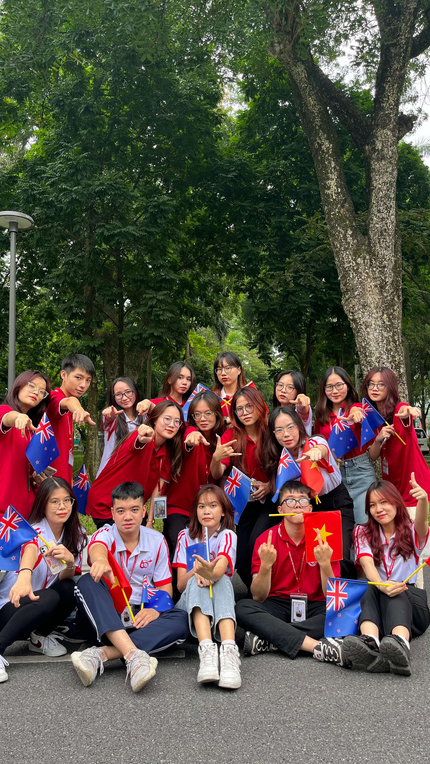 Cùng các bạn trong CLB đón Thủ tướng New Zealand. Cùng các bạn trong CLB đón Thủ tướng New Zealand.