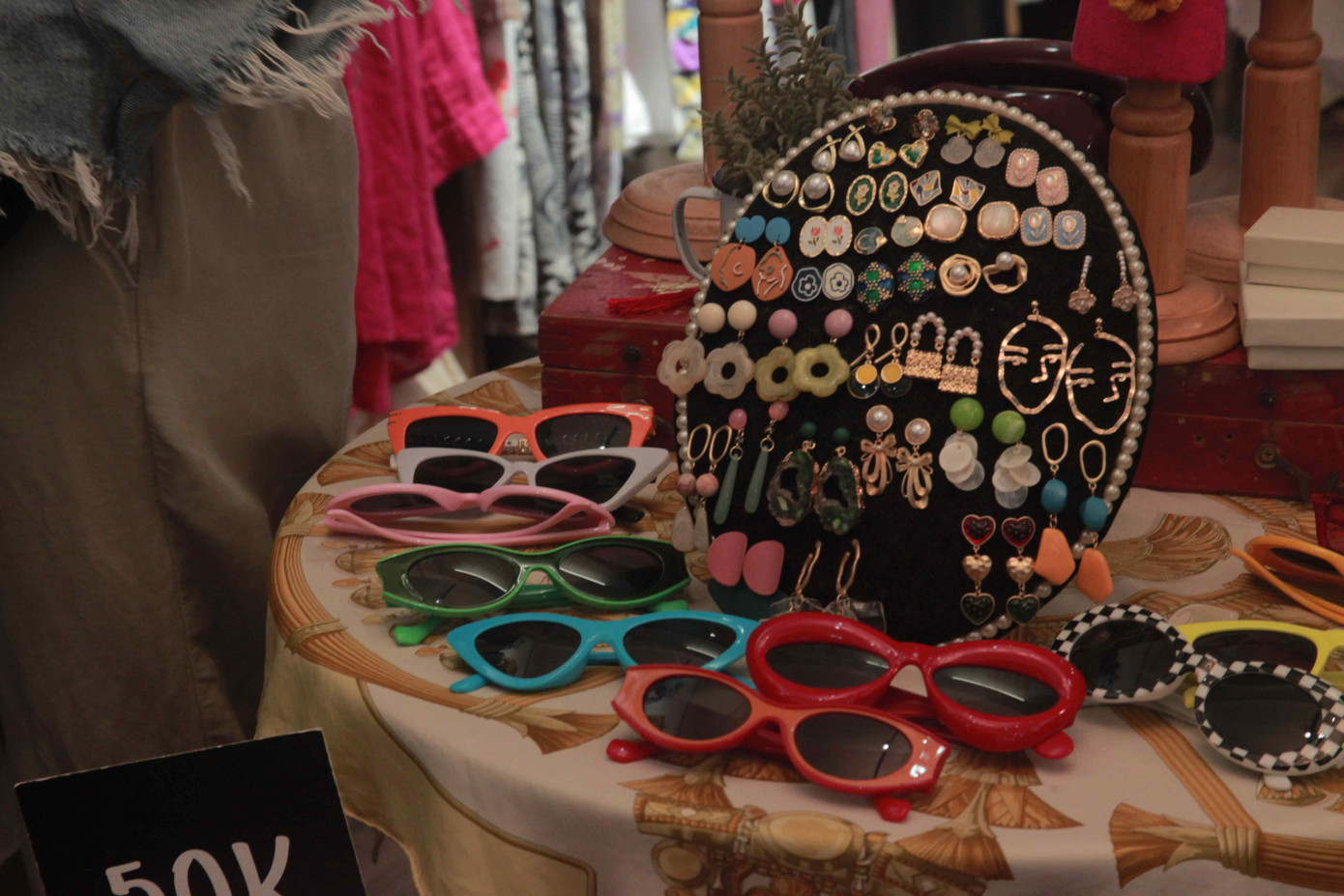 “Thrifting” không đơn giản chỉ là quần áo (Ảnh: Minh Thư). “Thrifting” không đơn giản chỉ là quần áo (Ảnh: Minh Thư).