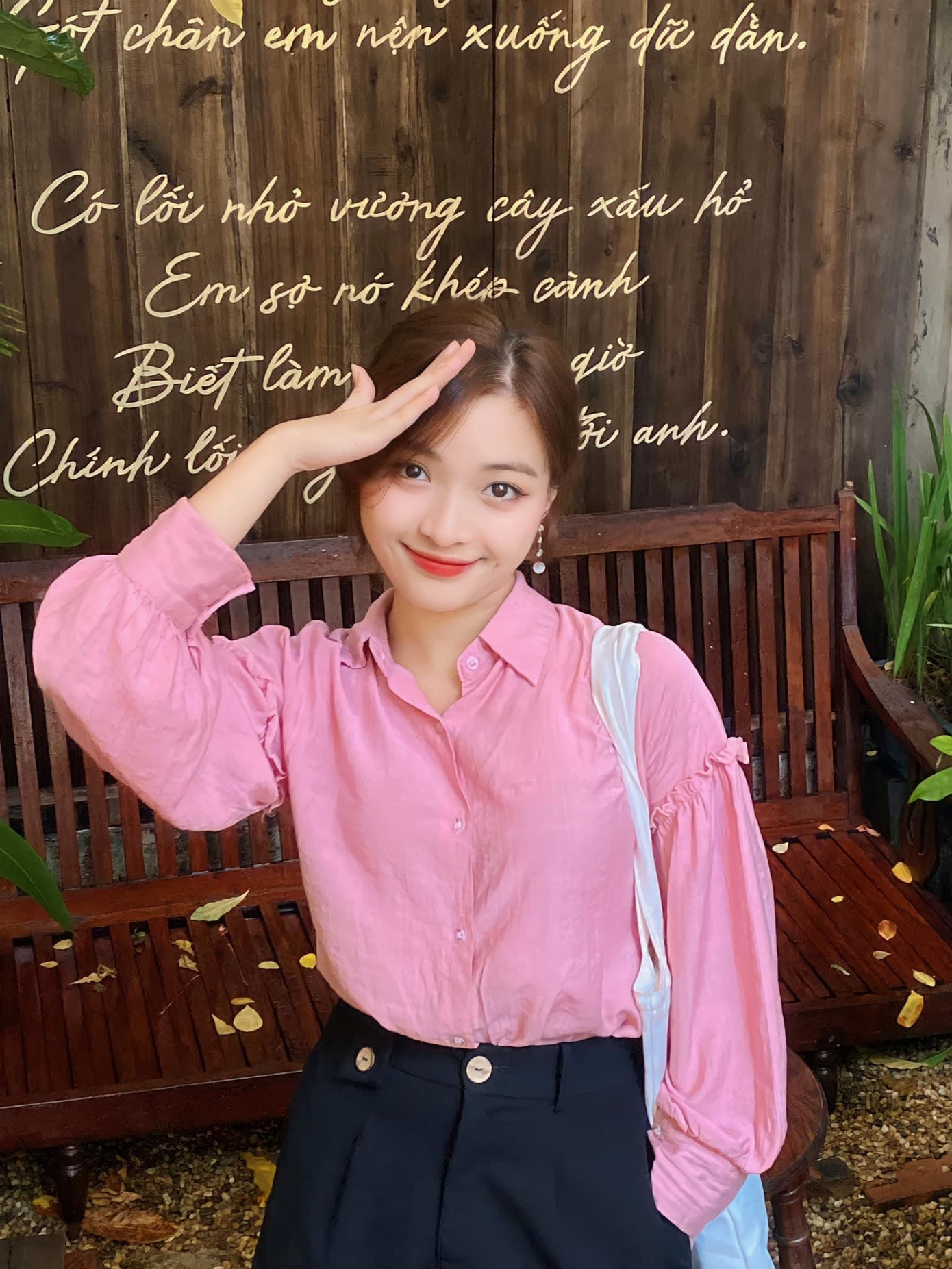 Bài học đầu tiên đại học tặng cho Hà: tích cực trải nghiệm và dám thử mọi thứ. Bài học đầu tiên đại học tặng cho Hà: tích cực trải nghiệm và dám thử mọi thứ.