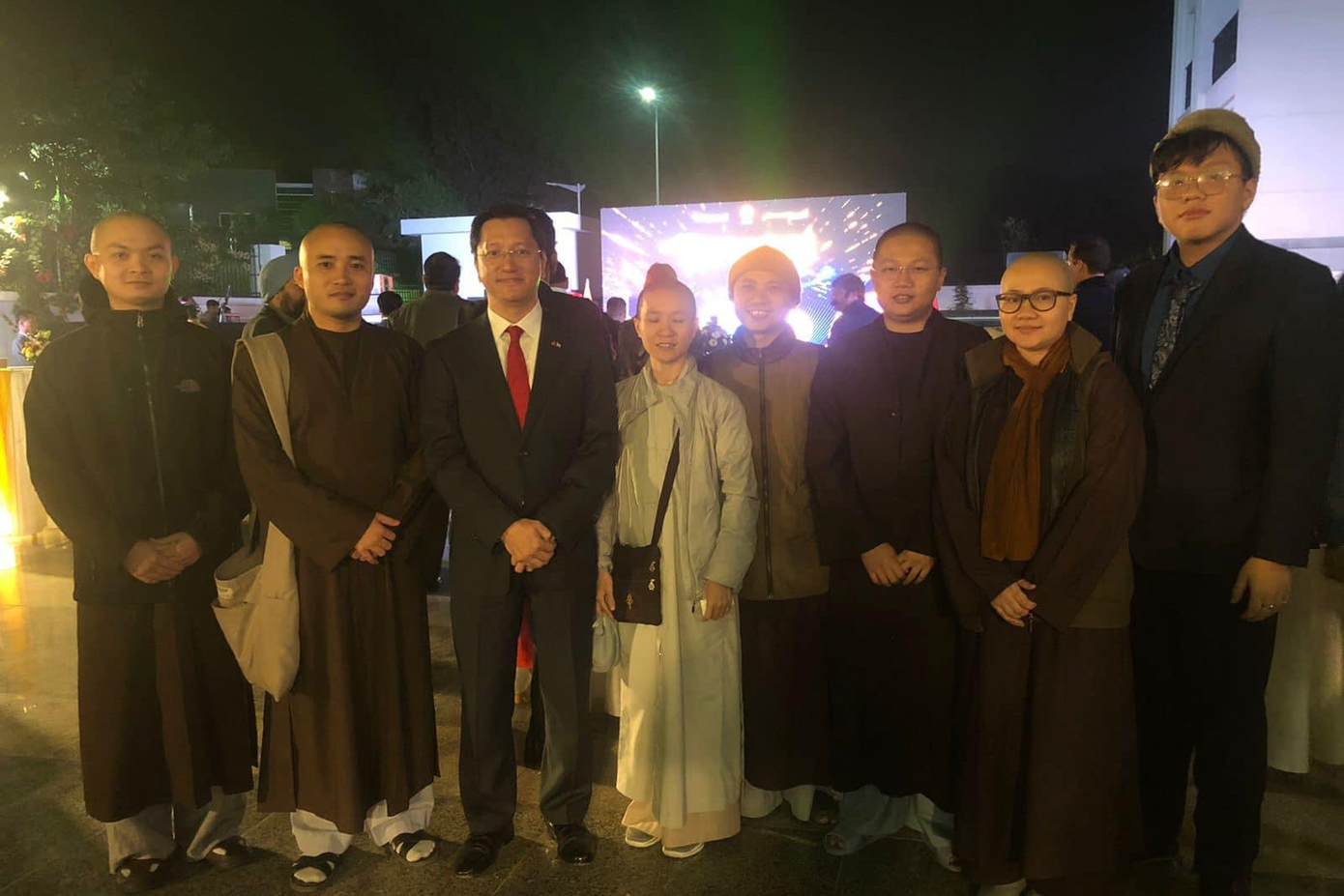 Long (ngoài cùng bên phải), các du học sinh người Việt chụp ảnh cùng Đại sứ Nguyễn Thanh Hải - Đại sứ đặc mệnh toàn quyền Việt Nam tại Ấn Độ kiêm nhiệm Nepal và Vương quốc Bhutan, trong một sự kiện của Đại sứ quán Việt Nam tại New Delhi.