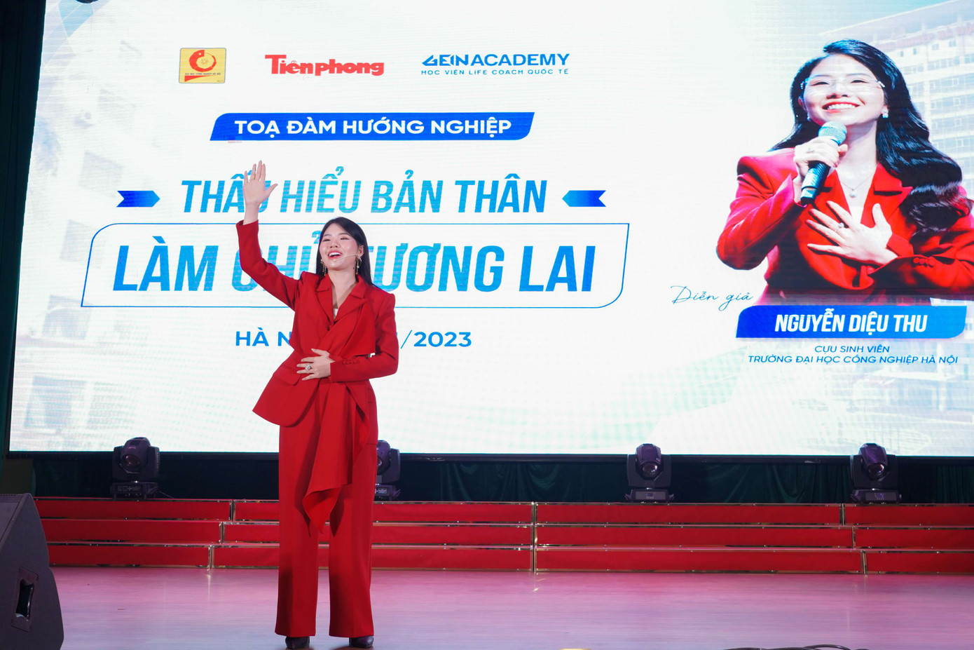 Diễn giả Nguyễn Thu có 10 năm kinh nghiệm điều hành, quản trị và kinh doanh trong lĩnh vực giáo dục, 5 năm kinh nghiệm startup và điều hành chuỗi phòng tập Savary Yoga & Dance và là tác giả sách Hành trình khắc tên mình lên đá. Chị từng là đồng diễn giả với Tiến sĩ John.C.Maxwell – diễn giả hàng đầu thế giới đào tạo về lãnh đạo, tác giả nhiều cuốn sách bán chạy được tạp chí New York Times bình chọn. Chị cũng đã đạt các chứng chỉ MBTI Practitioner, NLP Master Practitioner, NLP Master Coach, NLP Trainer, Phương pháp trị liệu Time LineTherapy. Diễn giả Nguyễn Thu có 10 năm kinh nghiệm điều hành, quản trị và kinh doanh trong lĩnh vực giáo dục, 5 năm kinh nghiệm startup và điều hành chuỗi phòng tập Savary Yoga & Dance và là tác giả sách Hành trình khắc tên mình lên đá. Chị từng là đồng diễn giả với Tiến sĩ John.C.Maxwell – diễn giả hàng đầu thế giới đào tạo về lãnh đạo, tác giả nhiều cuốn sách bán chạy được tạp chí New York Times bình chọn. Chị cũng đã đạt các chứng chỉ MBTI Practitioner, NLP Master Practitioner, NLP Master Coach, NLP Trainer, Phương pháp trị liệu Time LineTherapy.