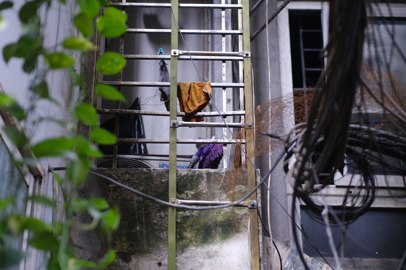 Thang dây từ tầng 3 phía sau toà nhà, nơi nhiều nạn nhân thoát ra trước khi khói đen bao phủ dày đặc. Ảnh: Lê Vượng