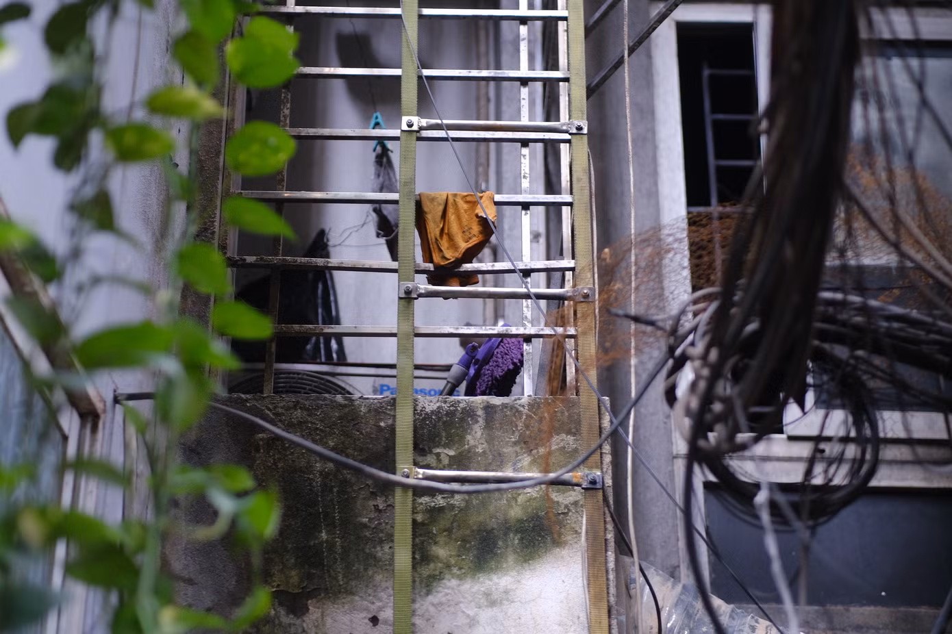 Thang dây từ tầng 3 phía sau toà nhà, nơi nhiều nạn nhân thoát ra trước khi khói đen bao phủ dày đặc. Ảnh: Lê Vượng Thang dây từ tầng 3 phía sau toà nhà, nơi nhiều nạn nhân thoát ra trước khi khói đen bao phủ dày đặc. Ảnh: Lê Vượng