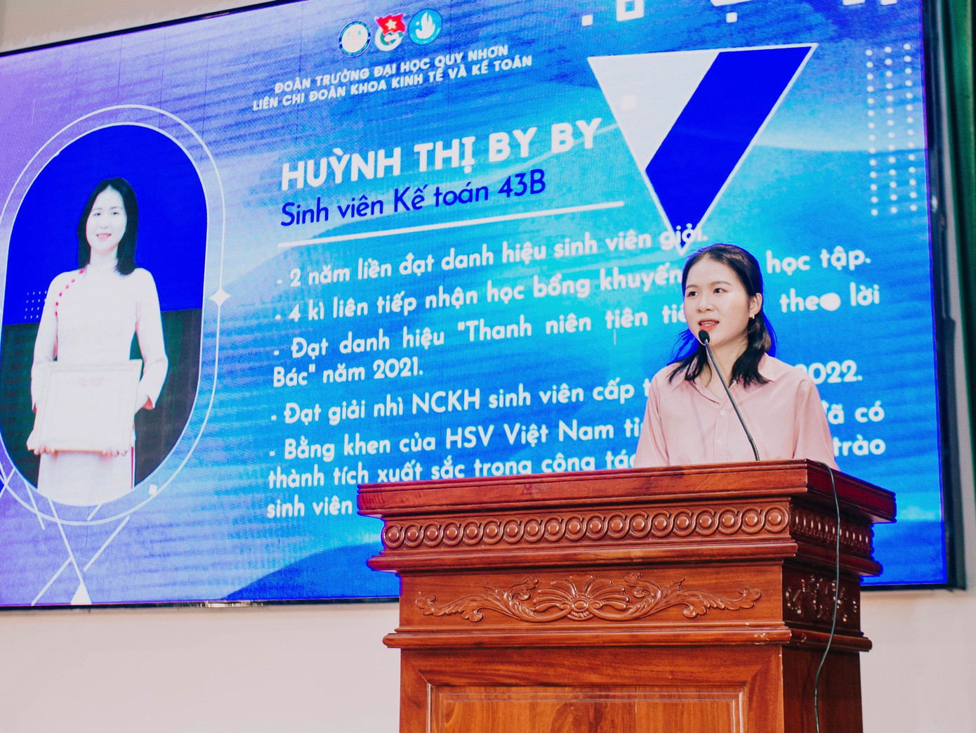 Huỳnh Thị By By hiện là sinh viên năm ba, ngành Kế toán tại Trường Đại học Quy Nhơn. Huỳnh Thị By By hiện là sinh viên năm ba, ngành Kế toán tại Trường Đại học Quy Nhơn.