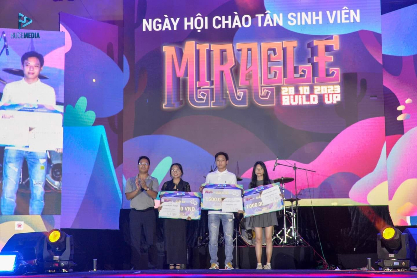 Đại diện Ban tổ chức trao phần quà cho các bạn sinh viên tham gia trò chơi. Đại diện Ban tổ chức trao phần quà cho các bạn sinh viên tham gia trò chơi.