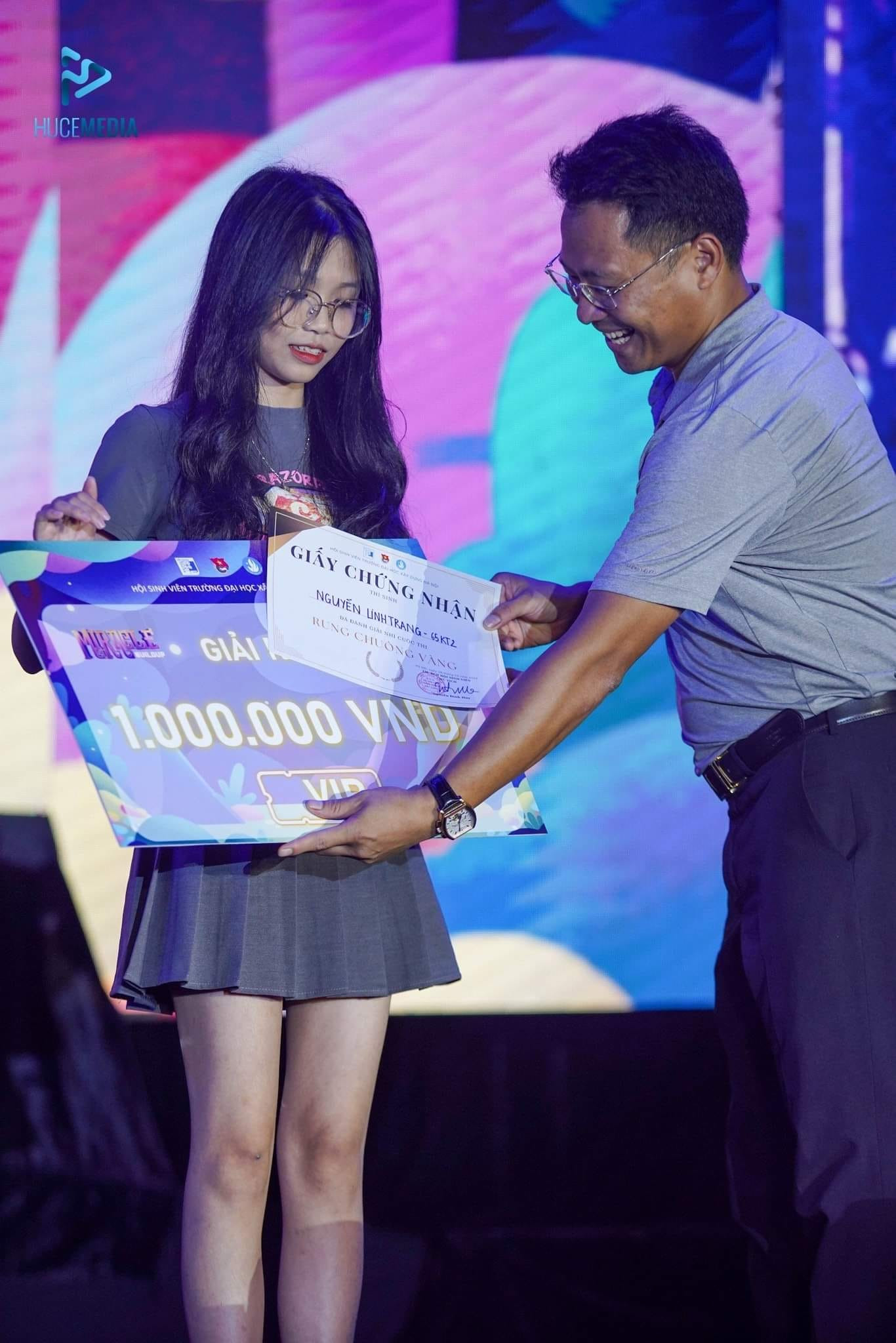 Đại diện Ban tổ chức trao phần quà cho các bạn sinh viên tham gia trò chơi. Đại diện Ban tổ chức trao phần quà cho các bạn sinh viên tham gia trò chơi.