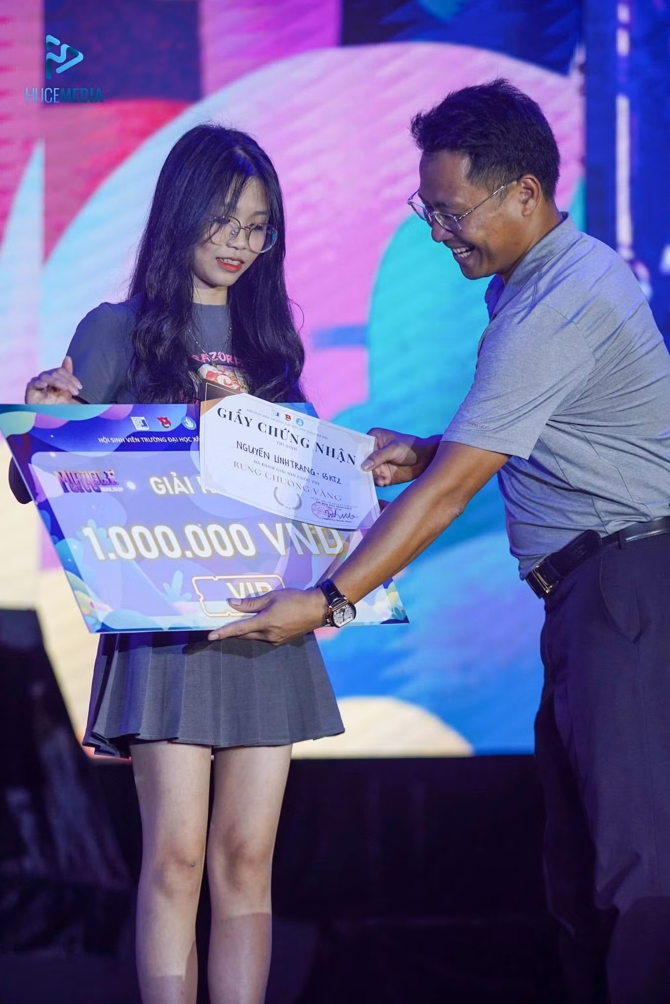 Đại diện Ban tổ chức trao phần quà cho các bạn sinh viên tham gia trò chơi.