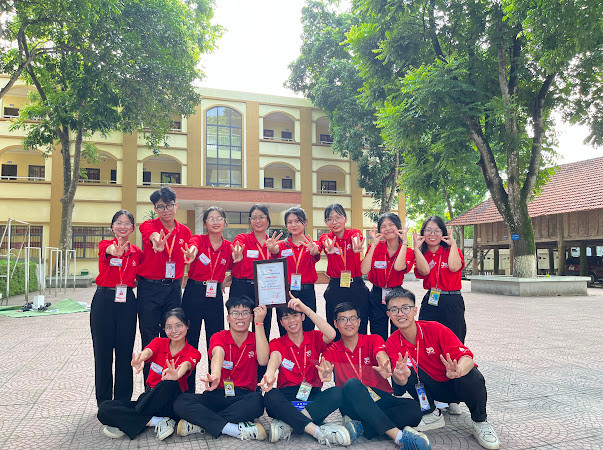 Trần Văn Tân (ở giữa hàng thứ nhất) và những người đồng đội trong gia đình "Nhà máu" luôn sẵn sàng đóng góp sự nhiệt huyết và tuổi trẻ cho các hoạt động thiện nguyện.