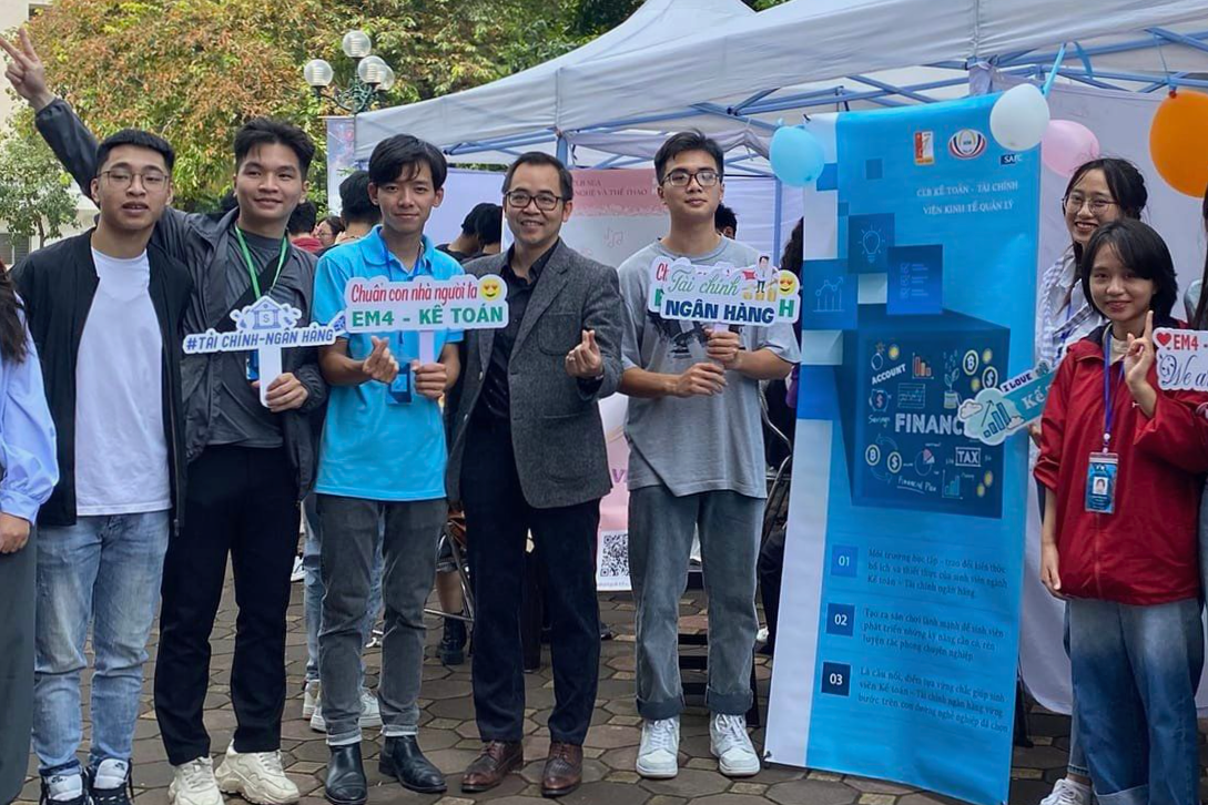 Sơn (áo xanh dương) trong nhiệm kỳ là Chủ nhiệm CLB Kế toán Tài chính (SAFC).