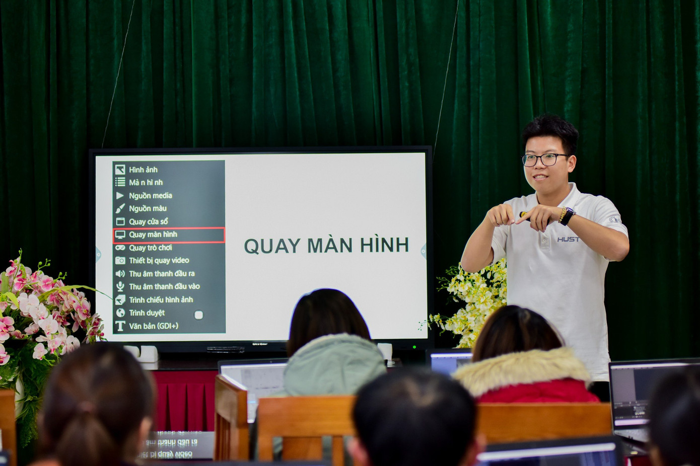 Anh chàng thường xuyên tham gia và là một trong những thành viên tích cực của dự án Chắp cánh STEM & E-Learning do Khoa Khoa học và Công nghệ giáo dục và Quỹ Chắp Cánh CC Foundation tài trợ.
