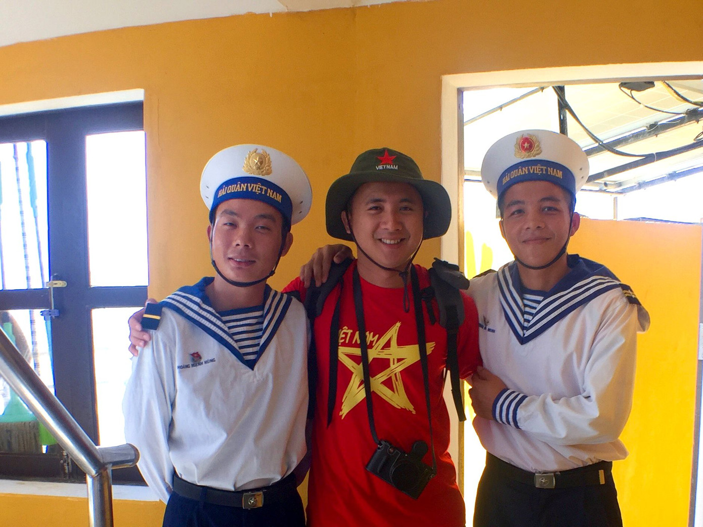 Thầy Đồng Anh tác nghiệp tại Trường Sa. Thầy Đồng Anh tác nghiệp tại Trường Sa.