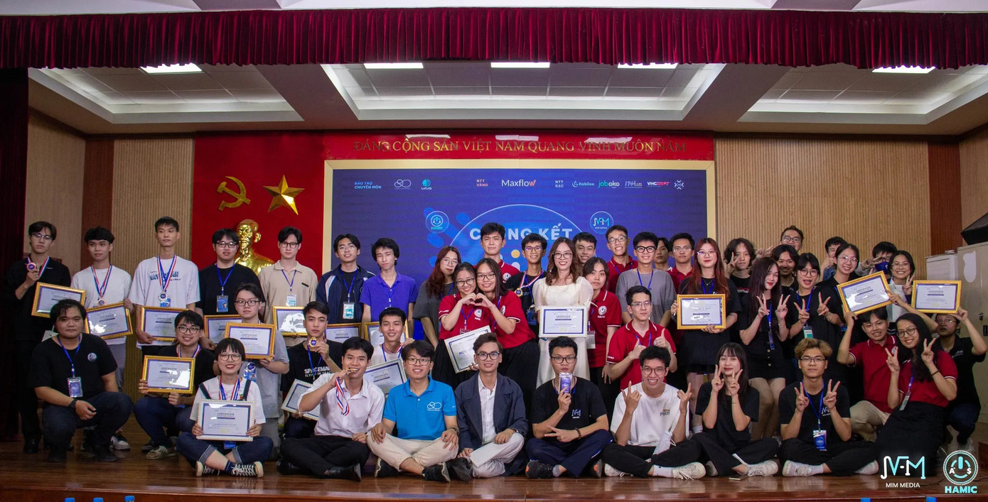 Phương Trang (váy trắng, đứng giữa) là Ban tổ chức cùng thí sinh trong đêm chung kết cuộc thi lập trình web "WContest 2022: Web For Education".