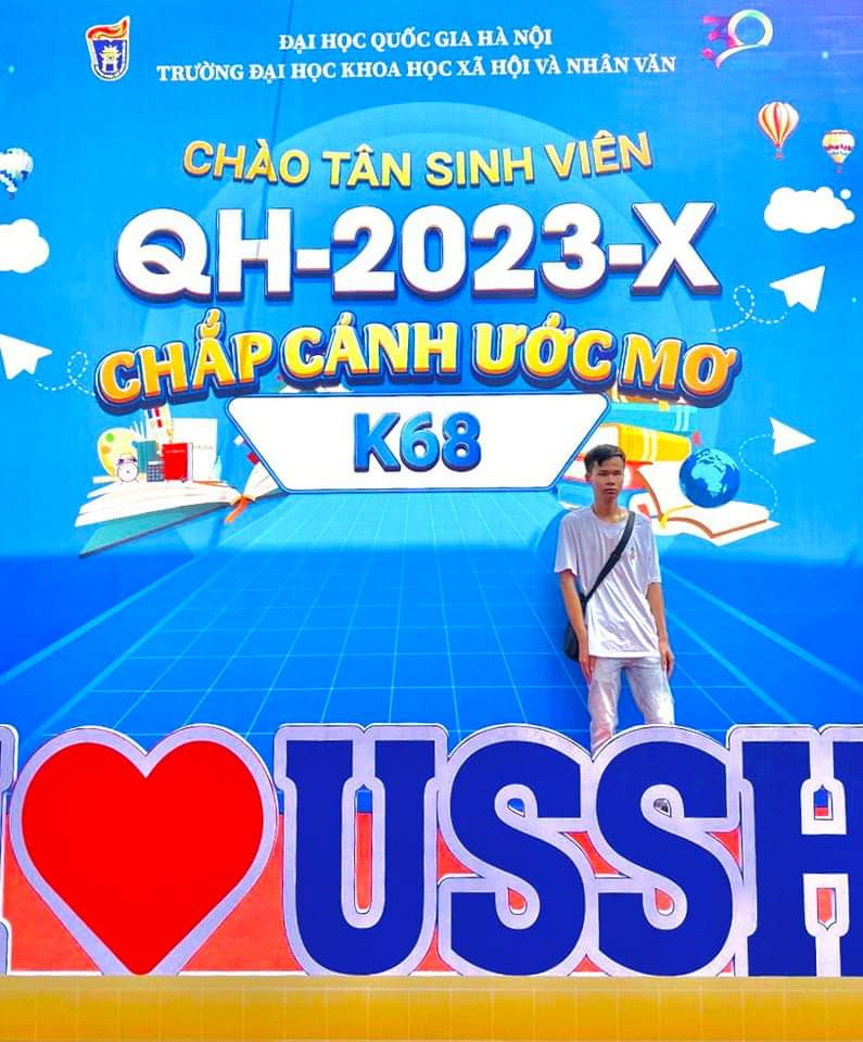 Trần Văn Dũng (sinh năm 2000) hiện đang là sinh viên K68 trường Đại học Khoa học Xã hội và Nhân văn - Đại học Quốc gia Hà Nội.