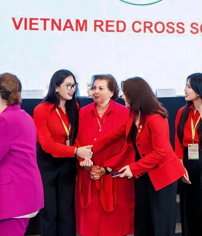 Bà Natia Loladze - President của Georgia Red Cross và Vice President của IFRC bắt tay cảm kích sự hỗ trợ của Trang Nhi trong những ngày diễn ra hội nghị AP11. Bà Natia Loladze - President của Georgia Red Cross và Vice President của IFRC bắt tay cảm kích sự hỗ trợ của Trang Nhi trong những ngày diễn ra hội nghị AP11.