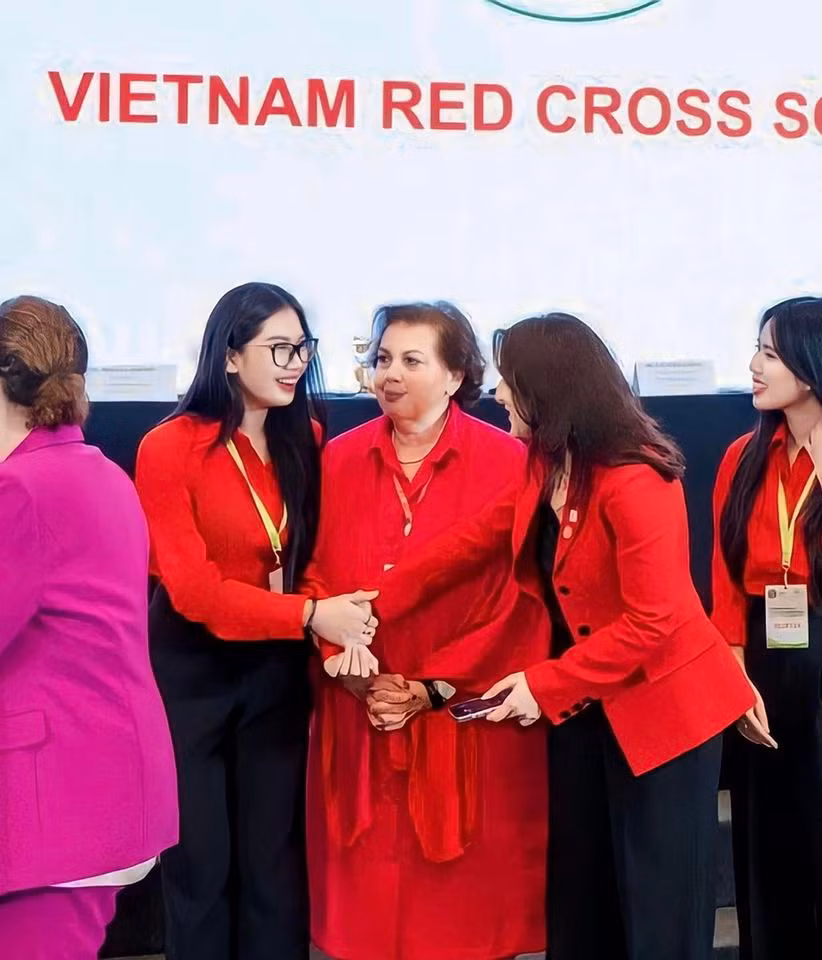 Bà Natia Loladze - President của Georgia Red Cross và Vice President của IFRC bắt tay cảm kích sự hỗ trợ của Trang Nhi trong những ngày diễn ra hội nghị AP11.