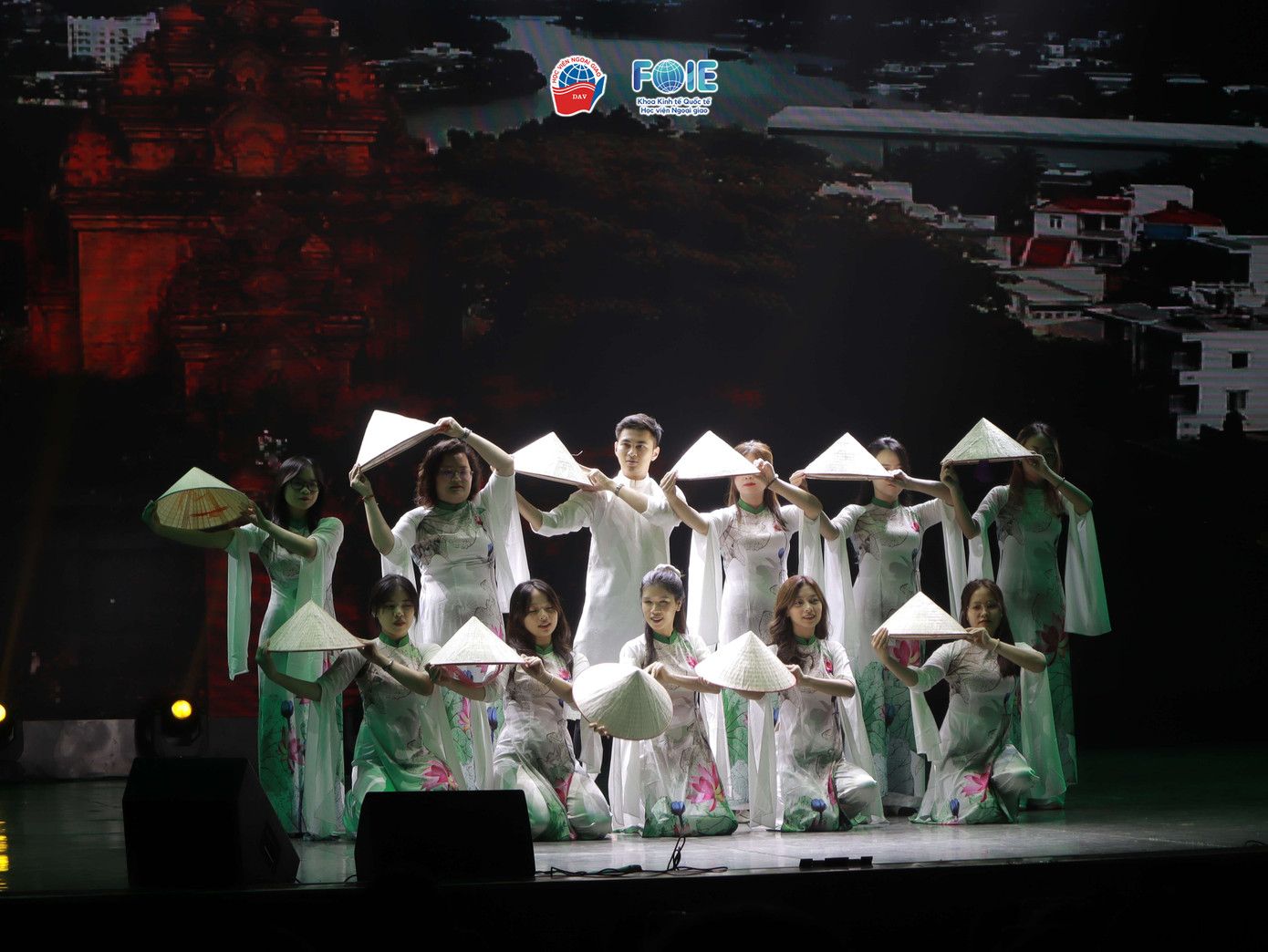 Đoàn sinh viên Việt Nam tỏa sáng với tiết mục múa nón lá tại đêm hội Culture Night.