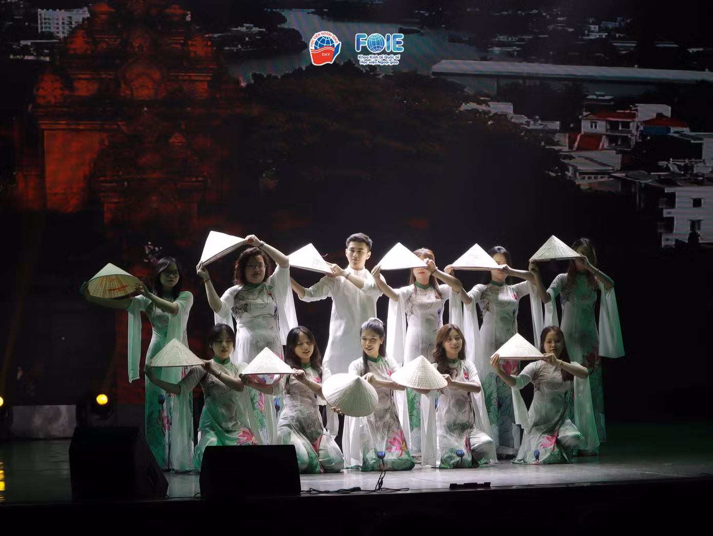 Đoàn sinh viên Việt Nam tỏa sáng với tiết mục múa nón lá tại đêm hội Culture Night.