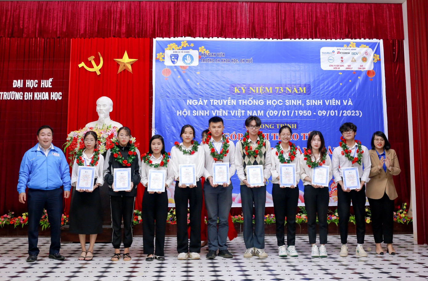 Nữ sinh ngành Báo tích cực tham gia các hoạt động và phong trào sinh viên. Nữ sinh ngành Báo tích cực tham gia các hoạt động và phong trào sinh viên.