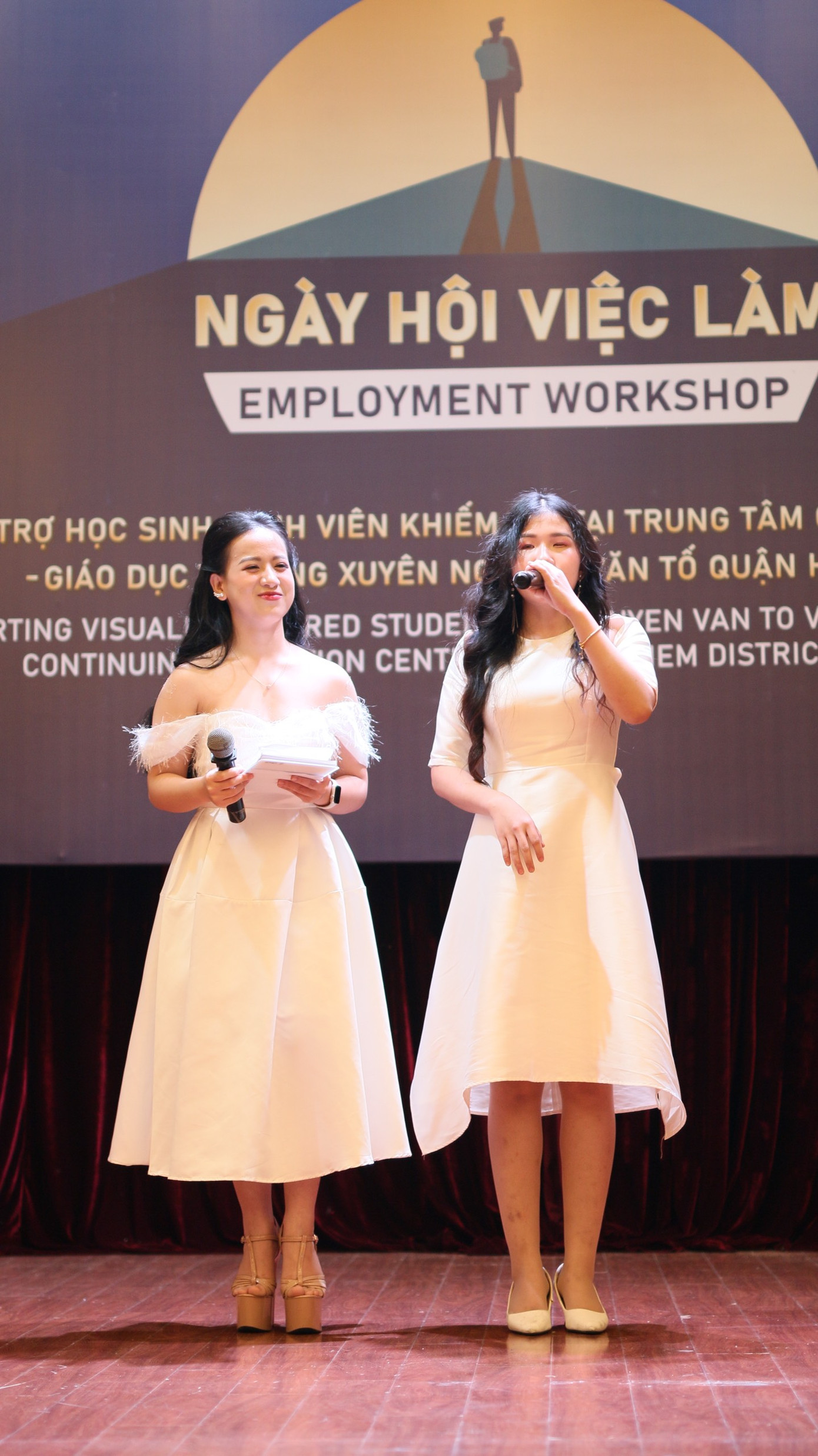 Hải Anh (bên phải) đã thực hành thật nhiều công việc bản thân yêu thích để thực hiện hóa ước mơ biên tập viên, MC.