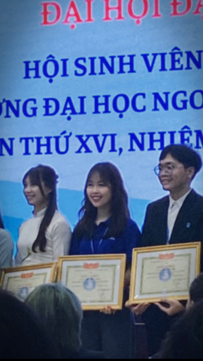 Ngoài việc tích cực tham gia các hoạt động thiện nguyện, hoạt động ngoại khóa, Việt Hà cũng quan tâm tới việc học và từng được học bổng khuyến khích học tập của trường.