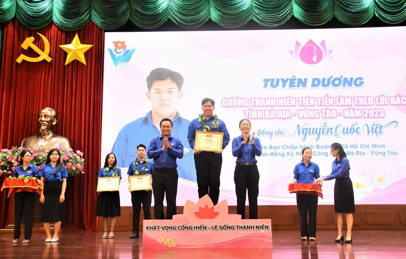 Nam sinh luôn cố gắng và nỗ lực trong học tập, rèn luyện và làm việc. Nam sinh luôn cố gắng và nỗ lực trong học tập, rèn luyện và làm việc.