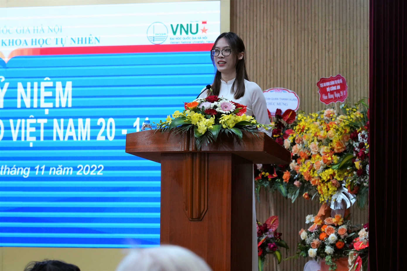 Phương Trang đại diện sinh viên toàn trường phát biểu tri ân thầy cô nhân ngày Nhà giáo Việt Nam 20-11.