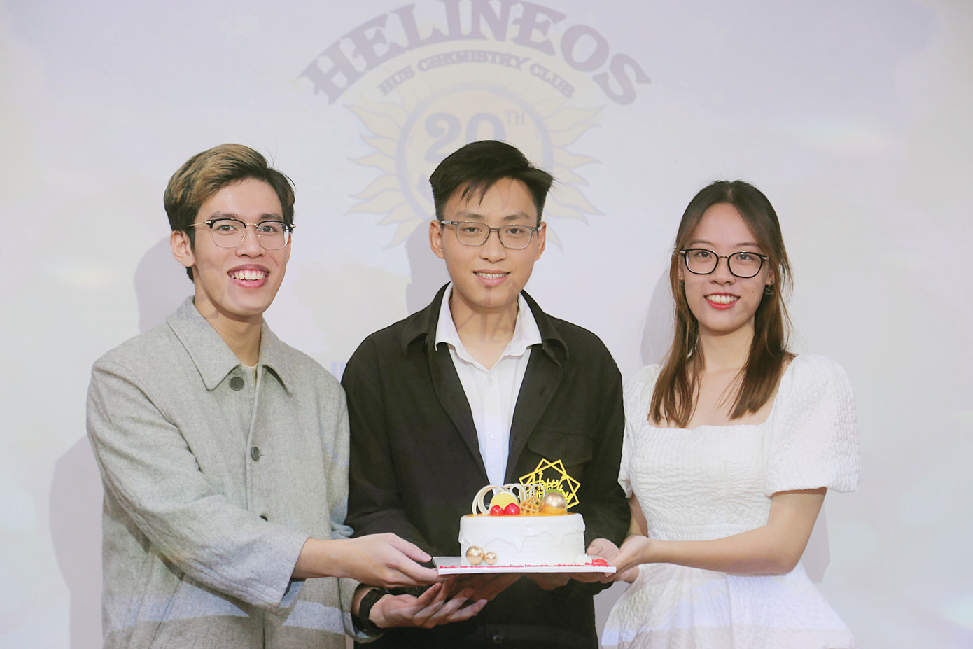 Phương Trang (ngoài cùng bên phải) đại diện Hội Sinh viên tham gia chúc mừng sinh nhật 20 tuổi của CLB Hóa học HCC.