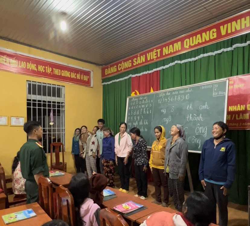 Những người lính cụ Hồ vẫn đang ngày đêm thầm lặng cống hiến cho Tổ quốc thân yêu. Những người lính cụ Hồ vẫn đang ngày đêm thầm lặng cống hiến cho Tổ quốc thân yêu.