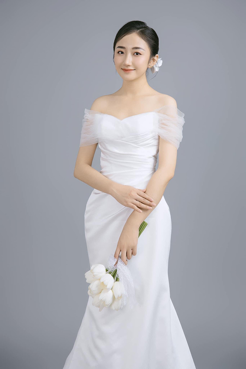 Bên cạnh công việc học, Phương Uyên còn là một gia sư dạy thêm các môn tự nhiên (Toán, Lý, Hóa), song cô bạn cũng rất thích làm MC và yêu thích chụp ảnh, trải nghiệm nhiều lĩnh vực.