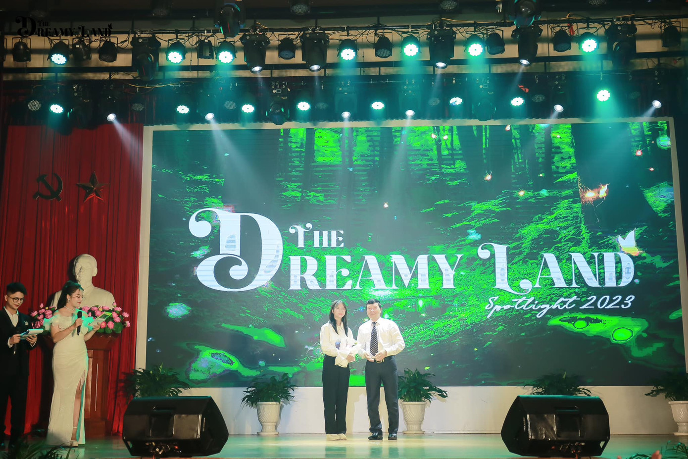 Những món quà được trao tặng cho các sinh viên có thành tích học tập và rèn luyện tốt trong năm học vừa qua.