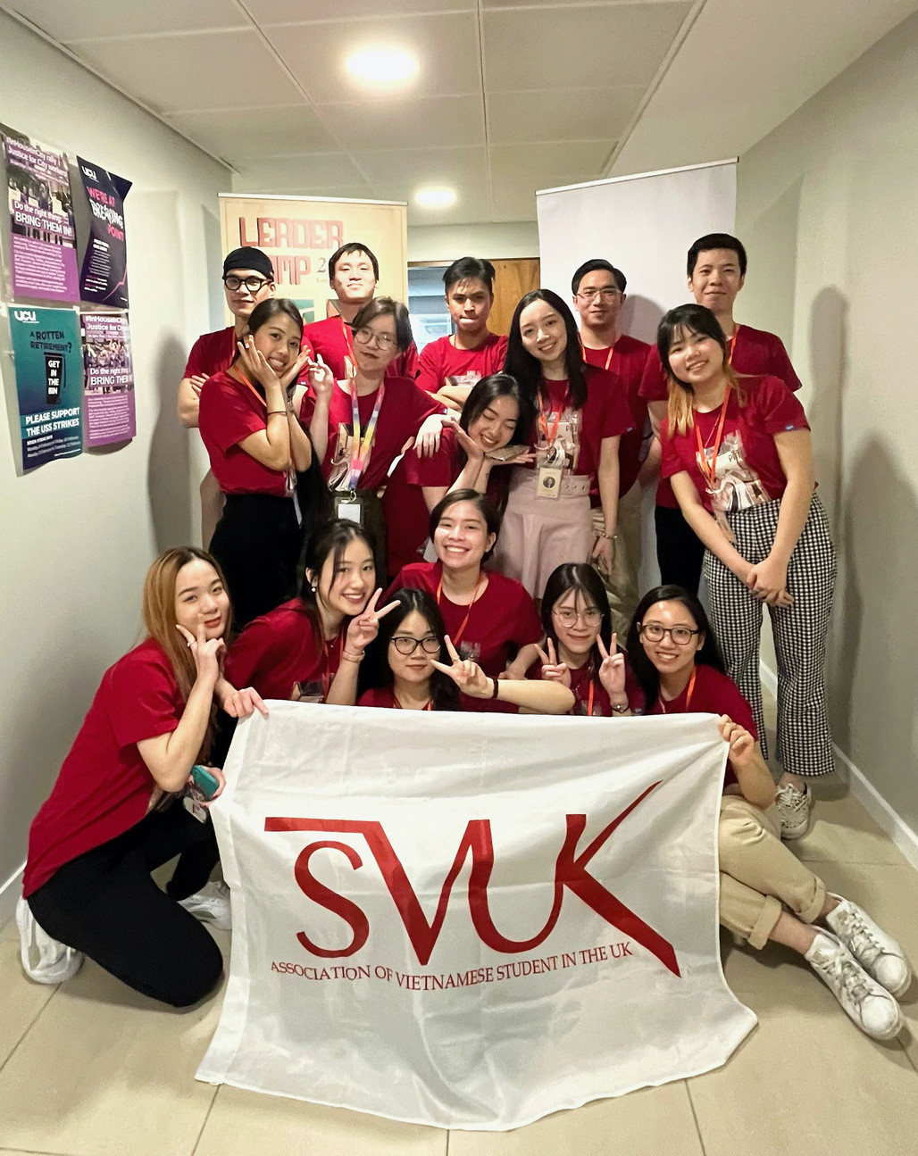 Các thành viên trong Ban chấp hành của Hội Sinh viên Việt Nam tại Vương quốc Anh và Bắc Ireland (SVUK). Các thành viên trong Ban chấp hành của Hội Sinh viên Việt Nam tại Vương quốc Anh và Bắc Ireland (SVUK).