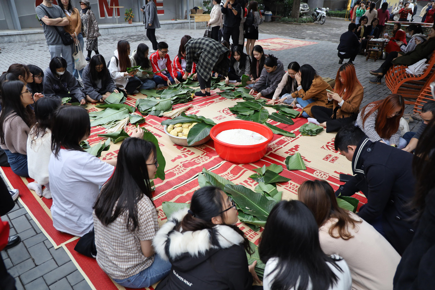 Hoạt động gói bánh chưng thu hút đông đảo giảng viên, sinh viên và sinh viên quốc tế đang học tập tại Nhà trường.