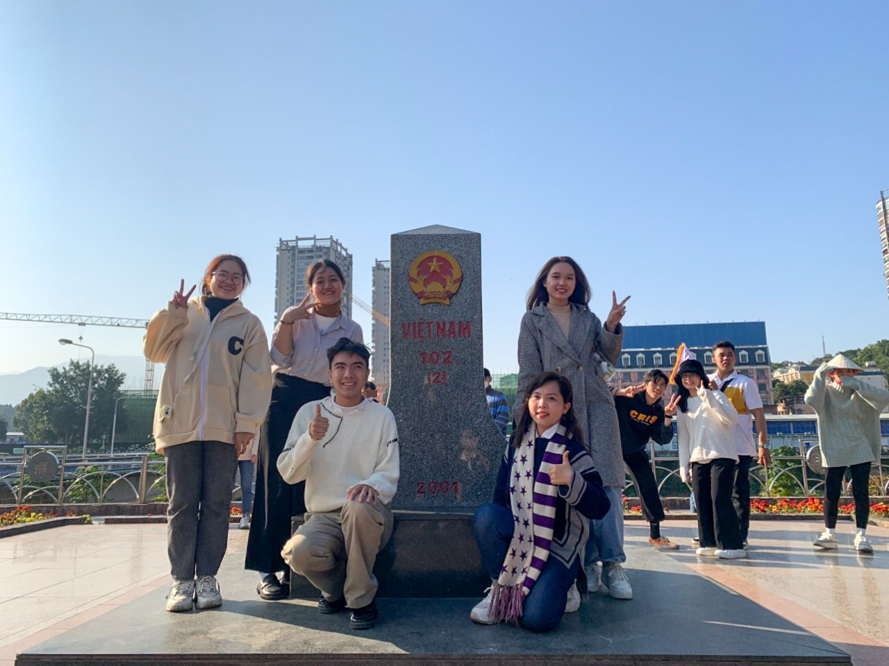 Kim Loan từng là một cô gái nhút nhát, tự ti và hiếm khi tiếp xúc với người khác. Kim Loan từng là một cô gái nhút nhát, tự ti và hiếm khi tiếp xúc với người khác.