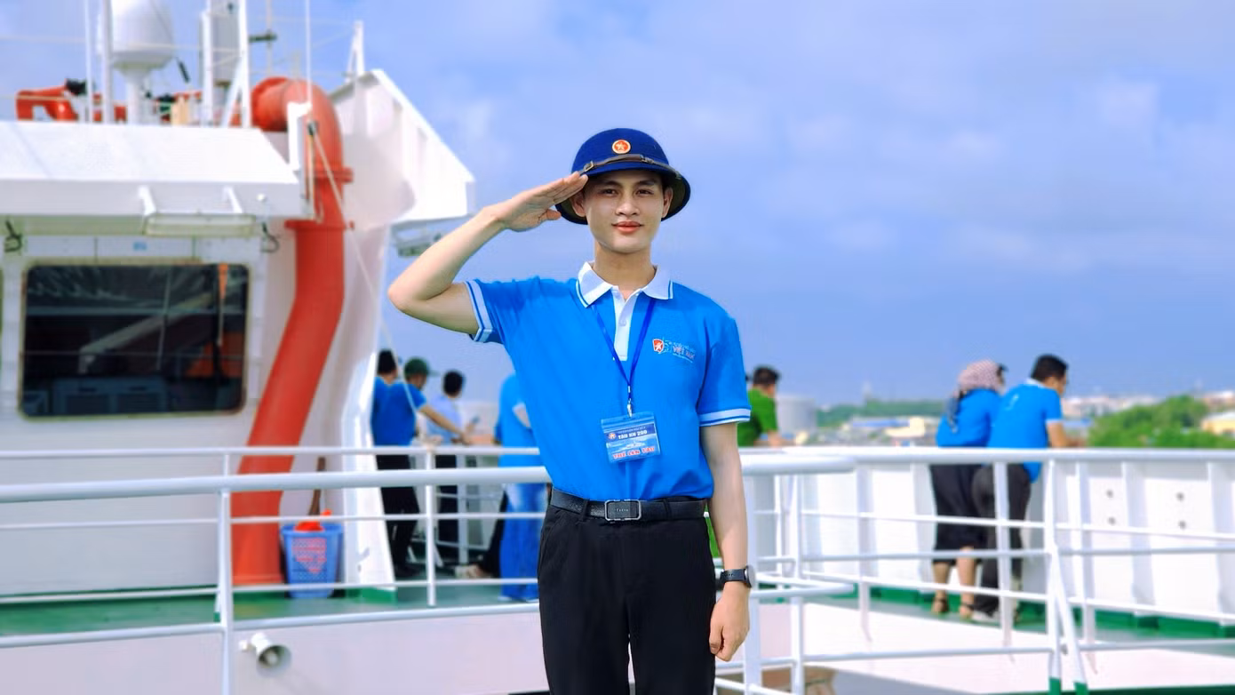 Lò Văn Tân sinh viên năm 3 Trường Đại học Y Dược – Đại học Thái Nguyên, may mắn và vinh dự được đến Trường Sa.