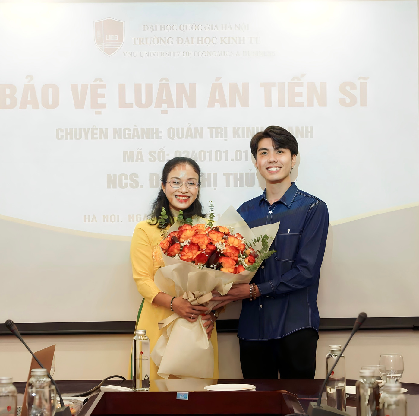 Minh Đức chụp ảnh cùng TS. Đàm Thị Thủy - người đã dạy cho Đức những kiến thức về Thương mại điện tử, đồng thời là giáo viên hướng dẫn đề tài Nghiên cứu khoa học của Đức.