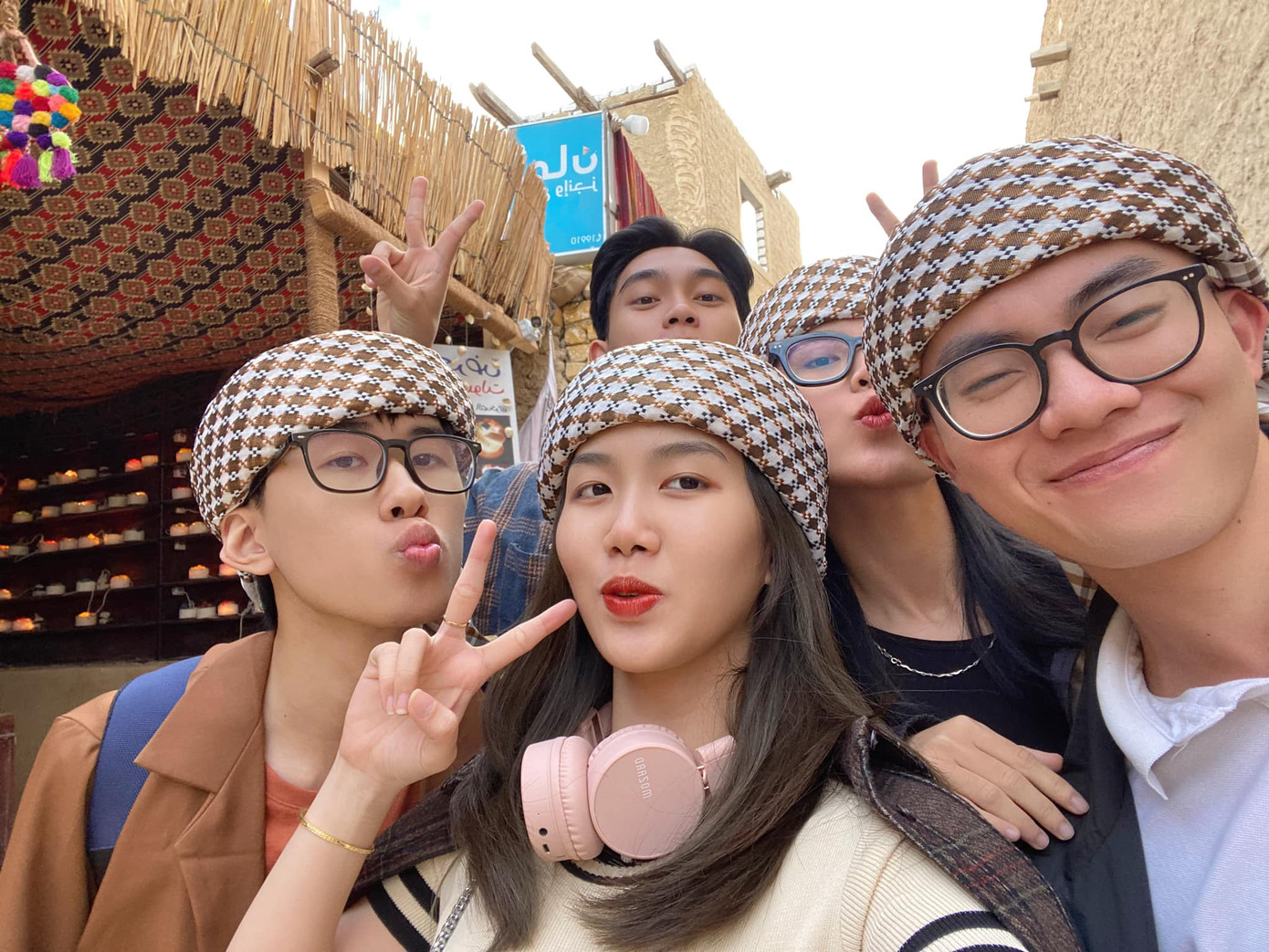 Hai bạn cùng nhóm bạn trong chuyến du lịch tại ốc đảo Siwa.