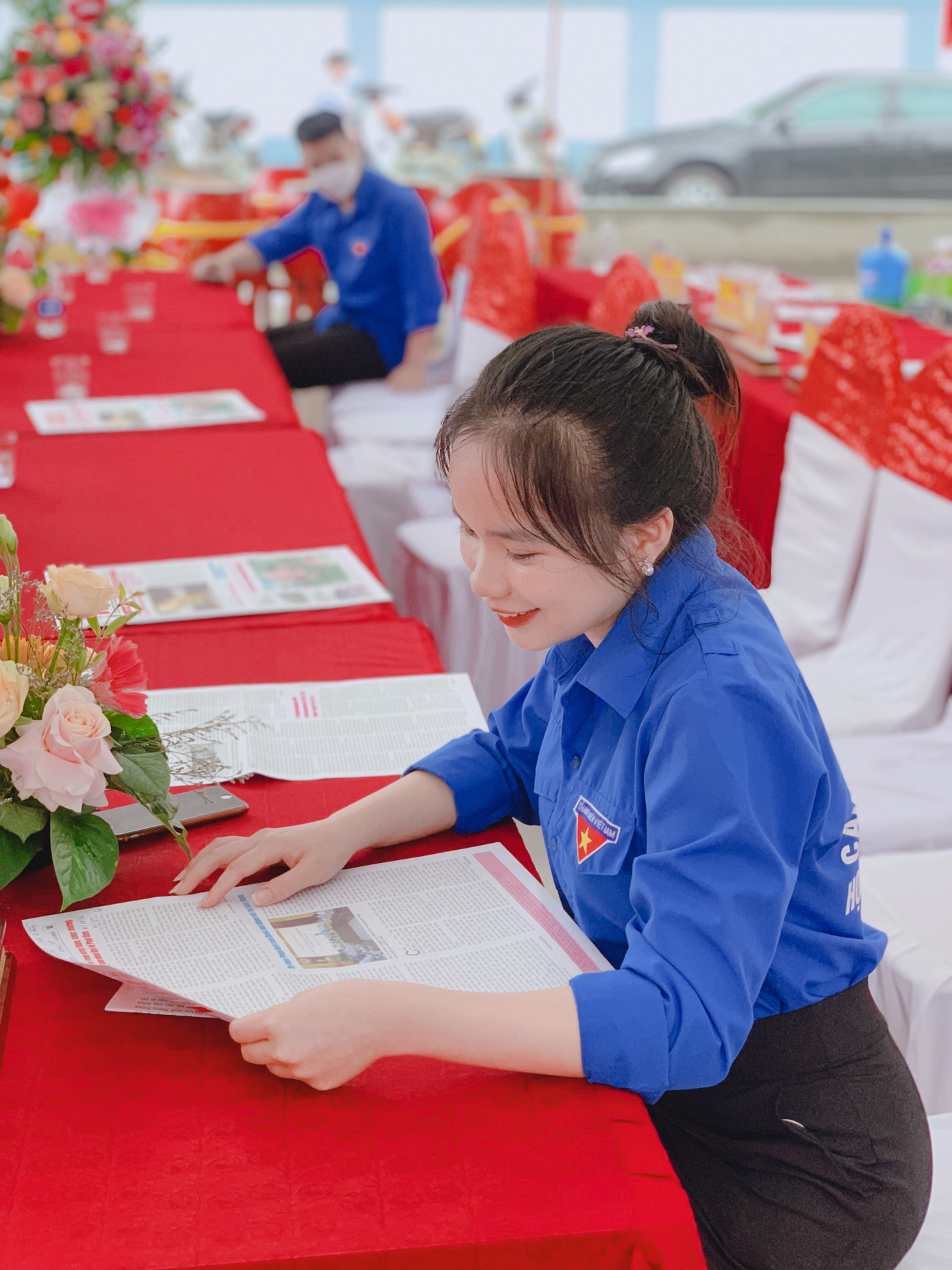 Kim Liên tự hào mặc trên mình chiếc áo màu xanh thanh niên và giúp đỡ mọi người. Kim Liên tự hào mặc trên mình chiếc áo màu xanh thanh niên và giúp đỡ mọi người.