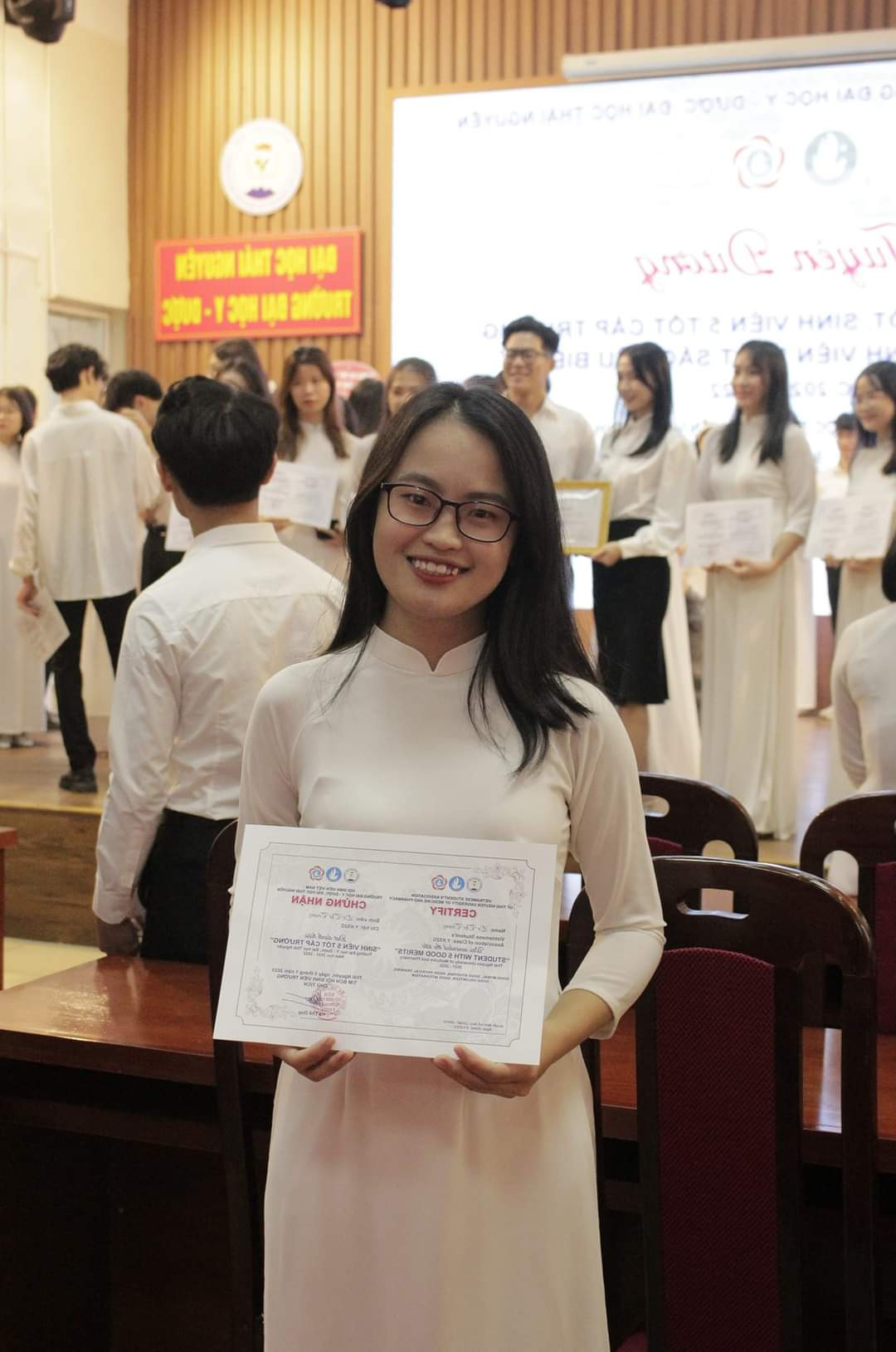 Trang khi nhận Danh hiệu Sinh viên 5 Tốt cấp trường.