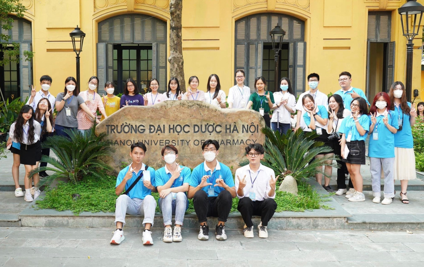 Minh Thảo cùng các bạn đồng hành với các em học sinh trải nghiệm một ngày làm sinh viên Dược trong chương trình A day as a Huper 2022.