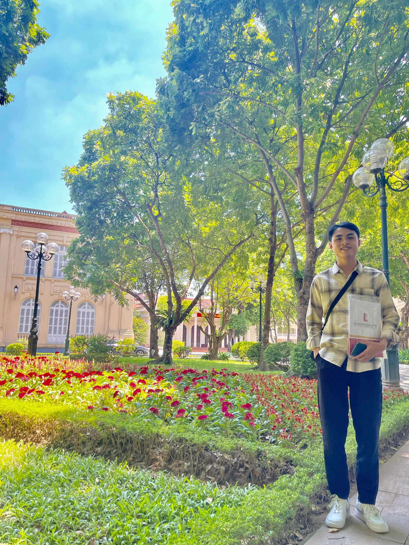 Hải Anh chụp ảnh lưu niệm tại Đảng ủy Khối các trường Đại học, Cao đẳng Hà Nội. Hải Anh chụp ảnh lưu niệm tại Đảng ủy Khối các trường Đại học, Cao đẳng Hà Nội.