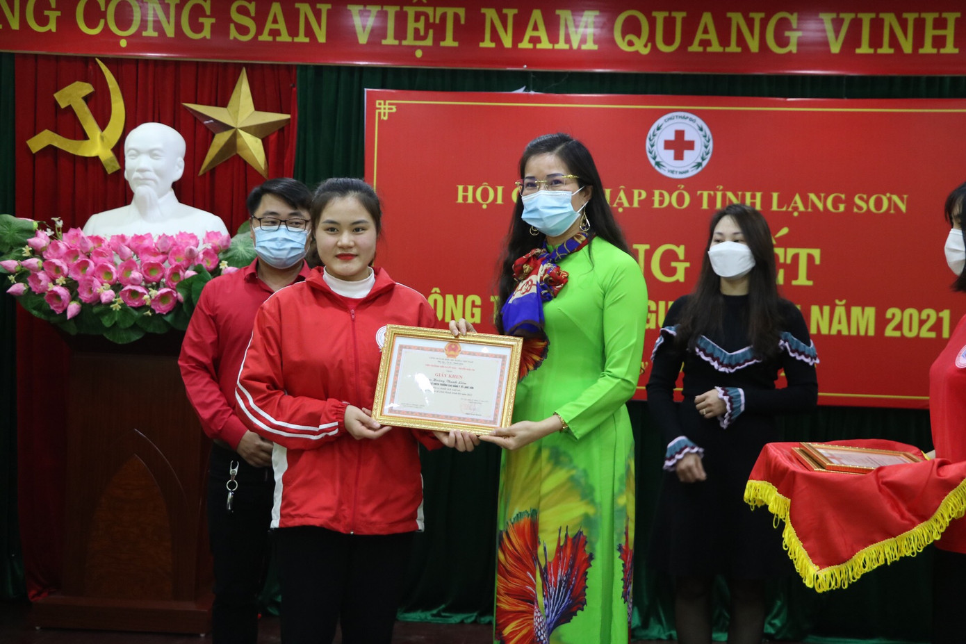 Cô vinh dự nhận Bằng khen của Viện Huyết học truyền máu TW trong công tác tổ chức Hành trình Đỏ năm 2021.