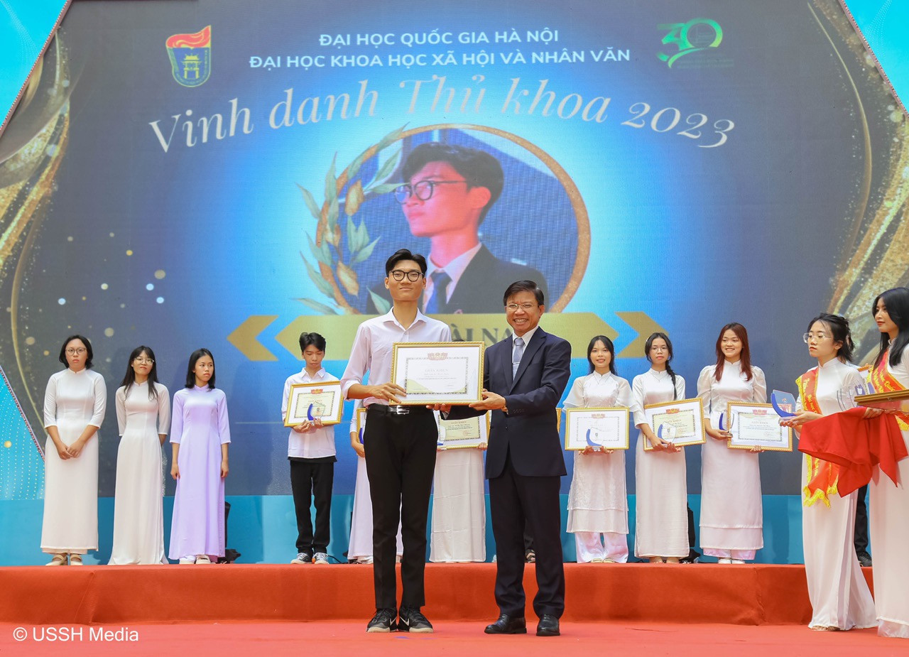 Lê Hoài Nam trong buổi lễ vinh danh thủ khoa đầu vào 2023. Lê Hoài Nam trong buổi lễ vinh danh thủ khoa đầu vào 2023.