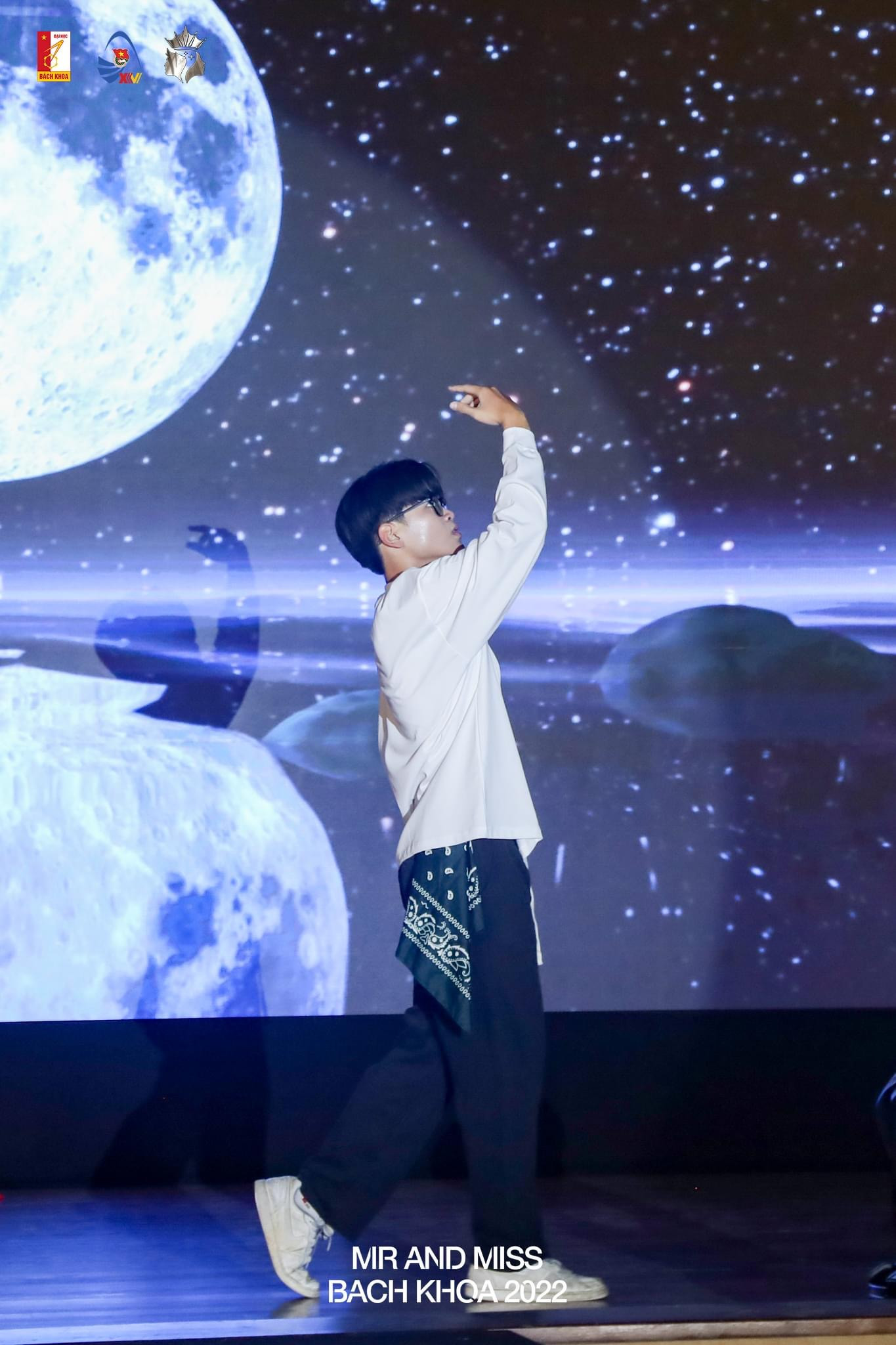 Mạnh Dương trong phần thi Tài năng. Mạnh Dương trong phần thi Tài năng.