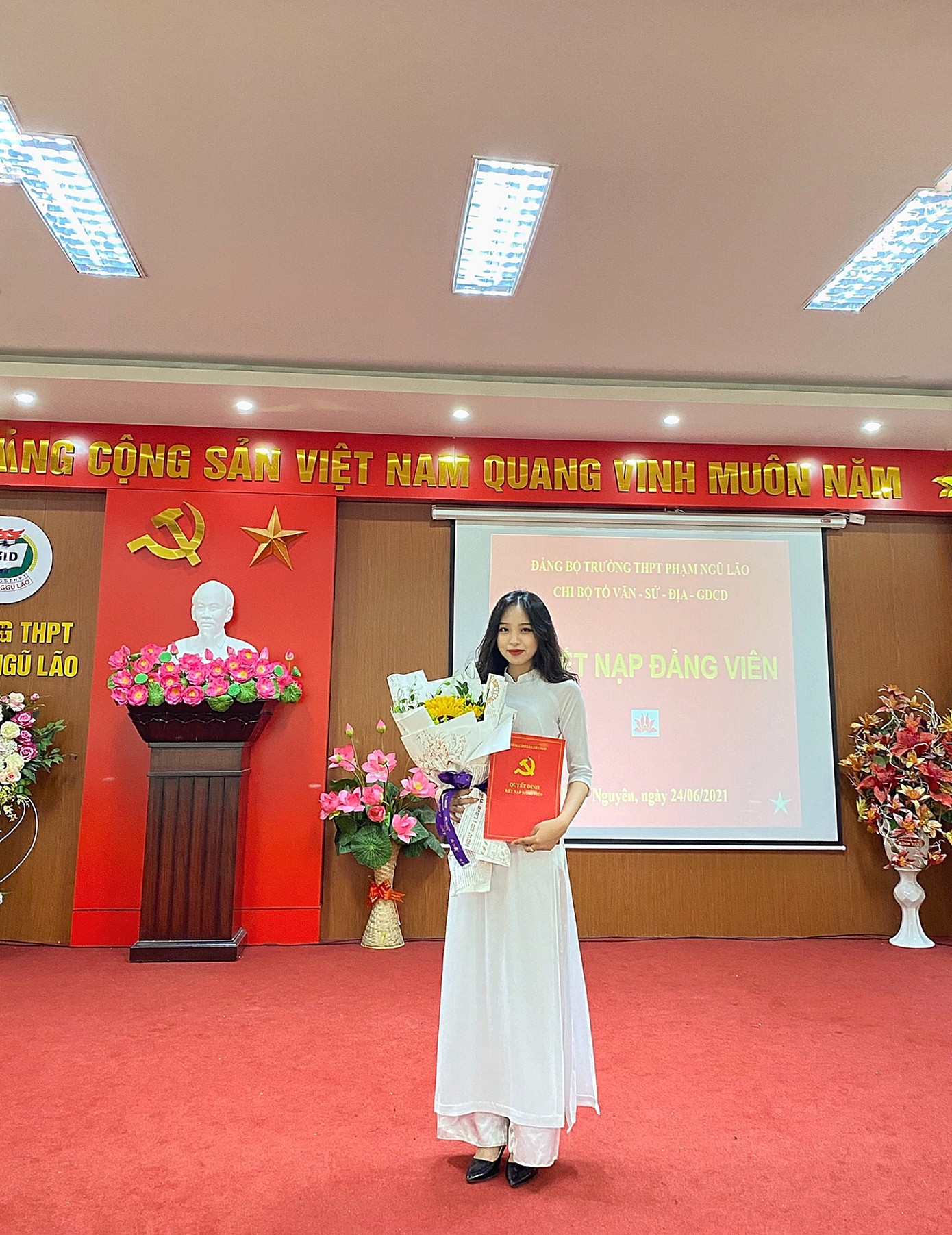 Vinh dự được đứng trong hàng ngũ của Đảng từ năm 18 tuổi, Hoàng Hà luôn đặt cho bản thân những mục tiêu khác nhau trong mỗi giai đoạn của cuộc đời. Vinh dự được đứng trong hàng ngũ của Đảng từ năm 18 tuổi, Hoàng Hà luôn đặt cho bản thân những mục tiêu khác nhau trong mỗi giai đoạn của cuộc đời.