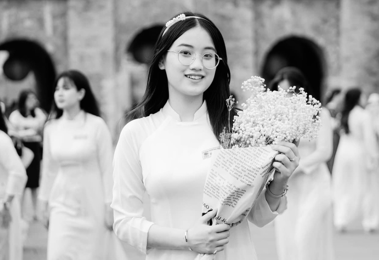 Nguyễn Đỗ Thiên Hương là tân sinh viên học viện Báo chí và Tuyên truyền thiệt mạng cùng bố và em trai trong vụ hoả hoạn tại phố Khương Hạ vừa qua.