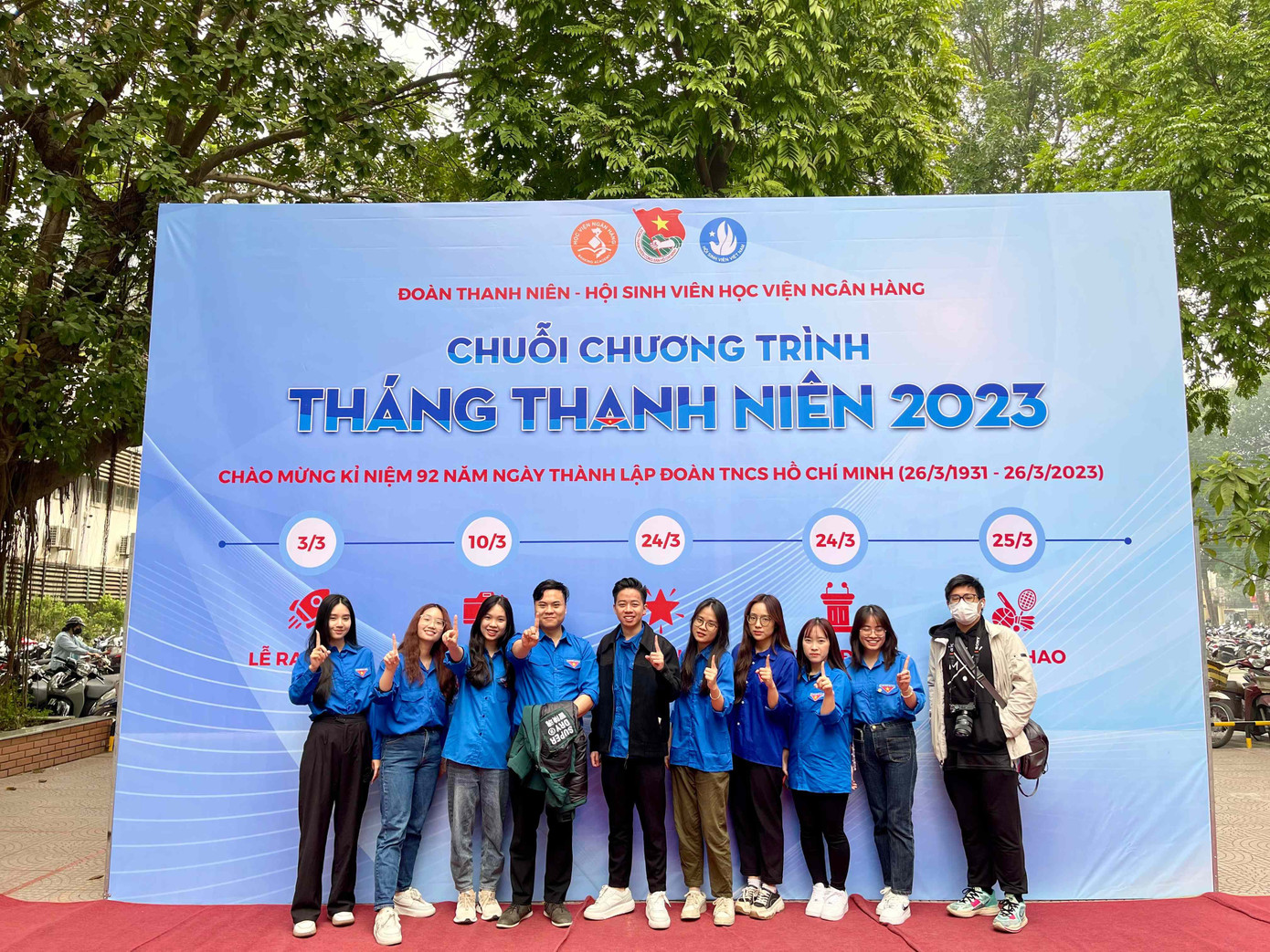 Việt Hoàng cùng các bạn sinh viên tại hoạt động ra quân Tháng Thanh niên.