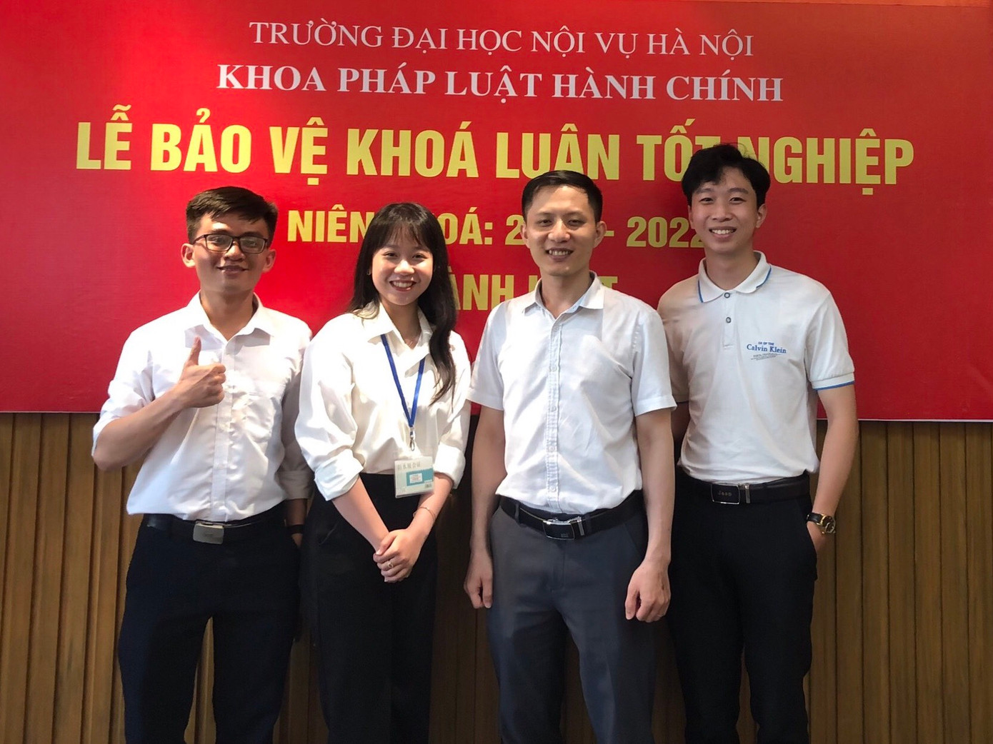 Trung Dũng (ngoài cùng bên phải) cùng thầy giáo và các bạn tại Lễ bảo vệ khóa luận tốt nghiệp Đại học Nội vụ năm 2022.